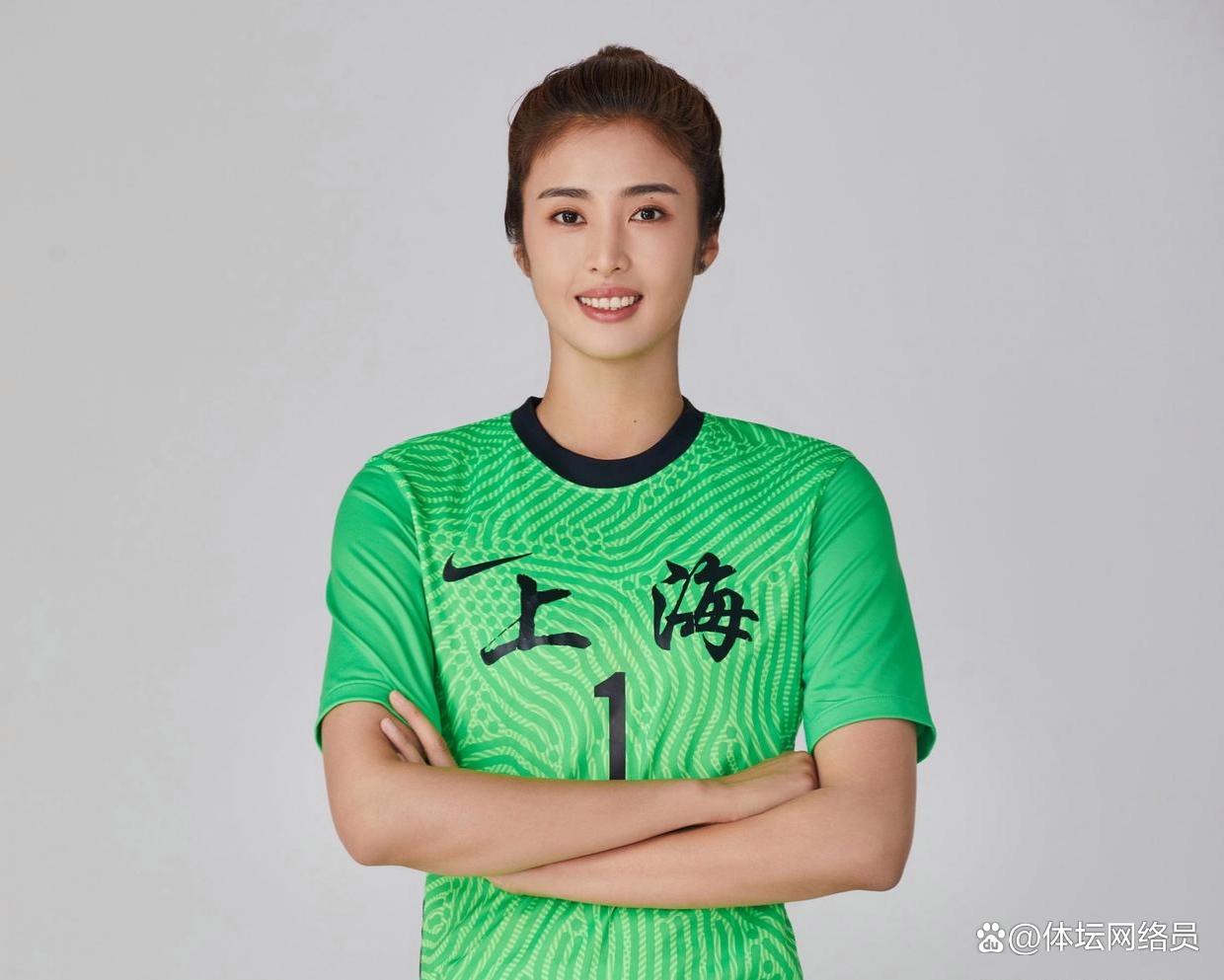 国际足球赛场上女运动员的飒爽英姿
